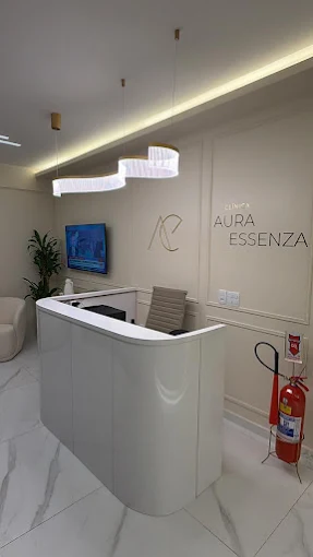 Balcão de atendimento e a marca Aura Essenza na parede